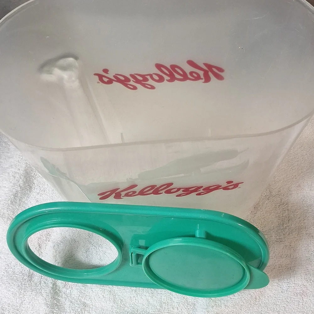 Kellogg’s Vintage Cereal Storage Container Retro Kitchen Plastic Pitcher Dispens